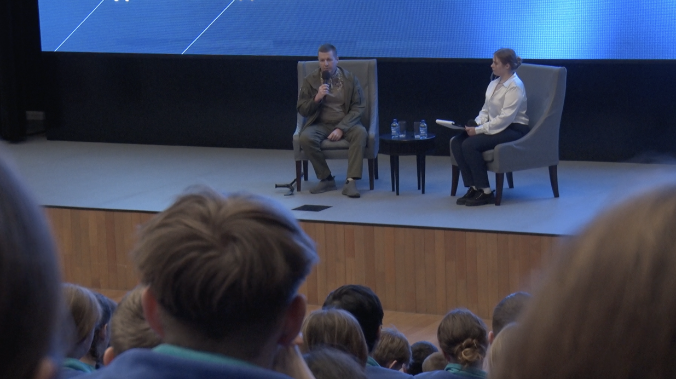 Защитник Мариуполя Андрей Антоненко встретился с артековцами в Севастополе