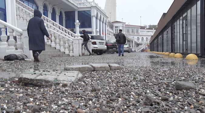 Пляж «Хрустальный» в Севастополе вновь оказался разрушен штормом