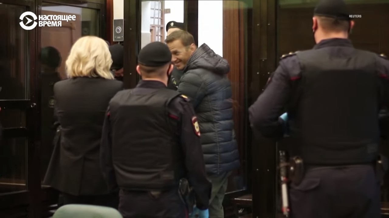 Навальный в списке террористов. Навальный в суде. Навальный за стеклом. Навальный прибыл в Москву. Навальный улыбается в суде.