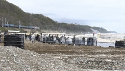 В Туапсе убирают мазут, попавший в море и реку, после атак ВСУ на нефтетерминал