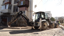 Во дворах на улице Маринеско в Севастополе ремонтируют дорогу