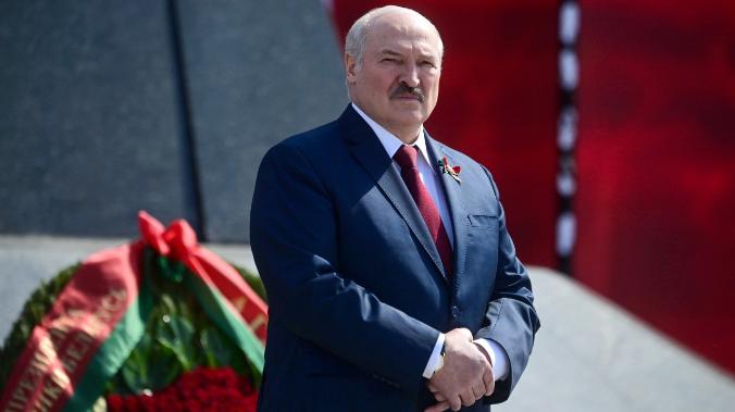 Лукашенко разрешил применять боевую технику против беспорядков