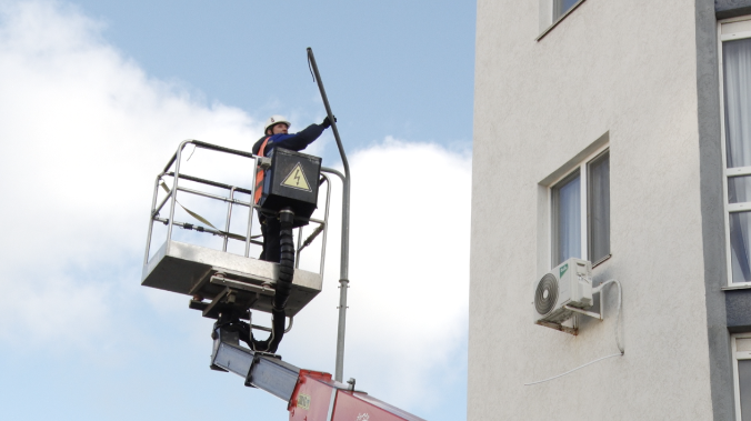 На ул. Александра Маринеско, 1Б заменили светильники