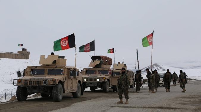 Американцы уничтожают свою военную технику в Афганистане 