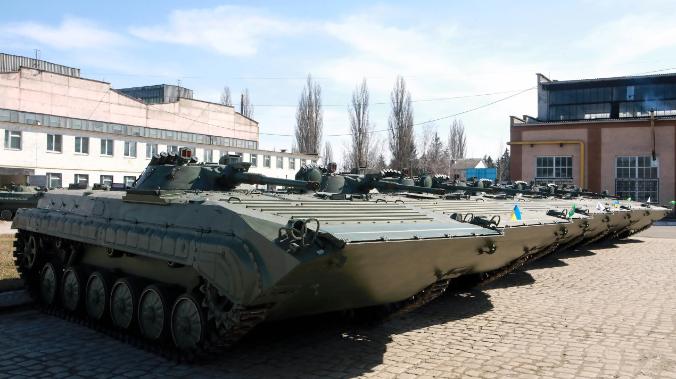 Украина перебрасывает к границе с Крымом сотни танков и артиллерию