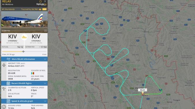 У границы Украины самолет компании Air Moldova написал в воздухе слово Relax
