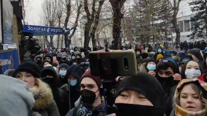 Протестующие окружили отдел полиции после задержаний в Улан-Удэ 