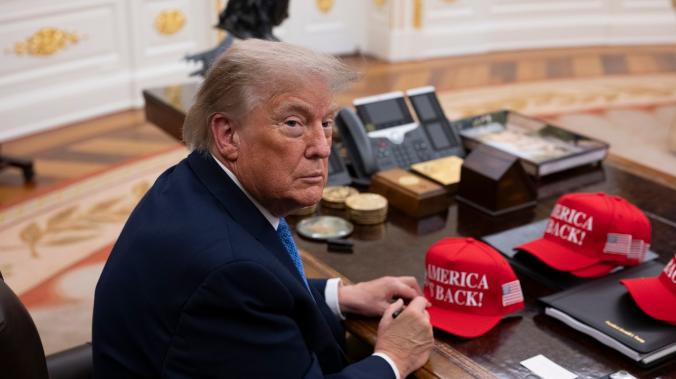 Песков: Трамп не меняет свою позицию «как флюгер»