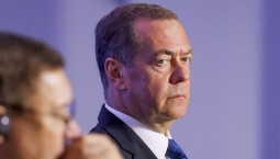 Медведев: референдум на Украине затянет переговоры