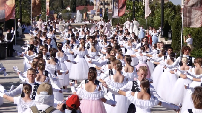 Романтика прошлого века: в Новом Херсонесе прошёл бал «Артека»