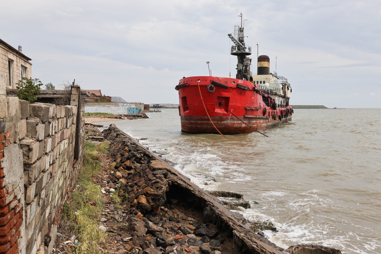 Запорожье азовское море. Азовское море. Керчь Аджимушкай судно. Азовское море Мариуполь. Город Мариуполь .море.