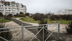 К дороге Античного проспекта отсыпали тропинки