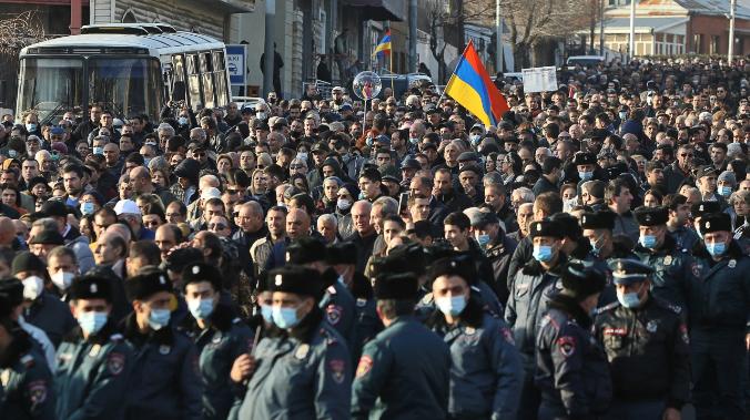 Противники Пашиняна организовали партиотический митинг в столице Армении