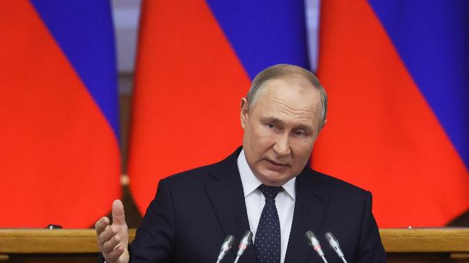Путин: Россия защитит своих журналистов от попыток запугивания