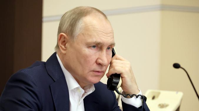 Владимир Путин поручил ввести с 6 января по 7 января режим прекращения огня в зоне СВО