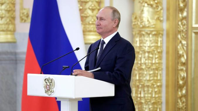 Путин заявил, что оплата труда ниже МРОТ незаконна