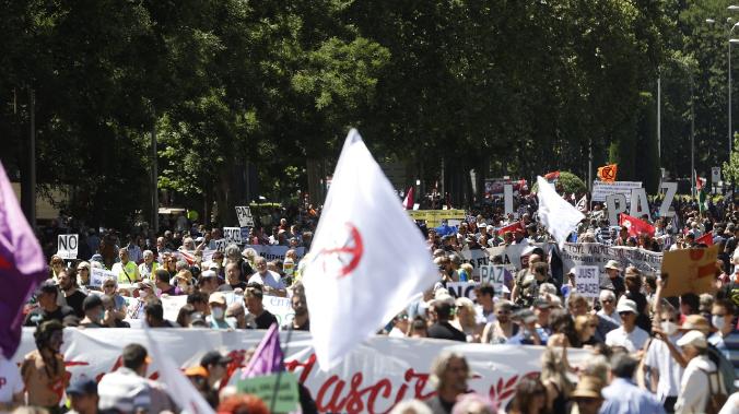 В Мадриде более двух тысяч человек прошли маршем против НАТО