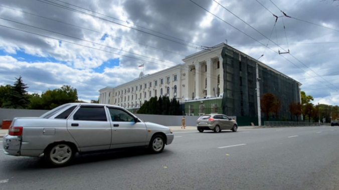 Здание Совмина Крыма перекрасили в зеленый цвет