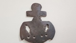 На 35-й батарее найдена самодельная эмблема ВМФ