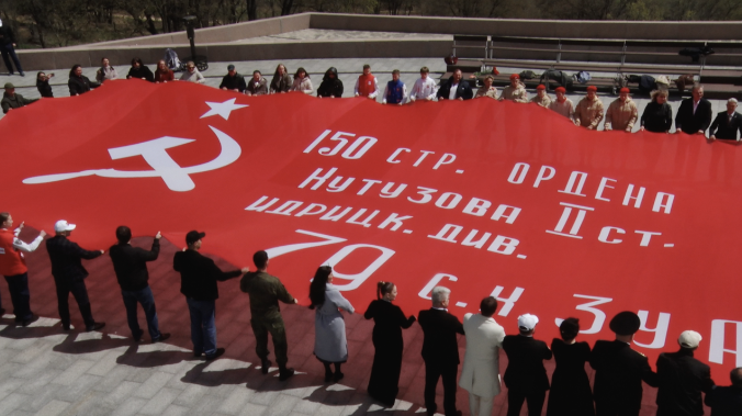 В Севастополе развернули Знамя Победы из Дагестана