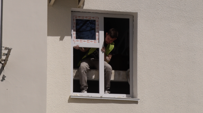 На улице Корчагина полностью остеклили окна квартир в пострадавших от взрыва домах