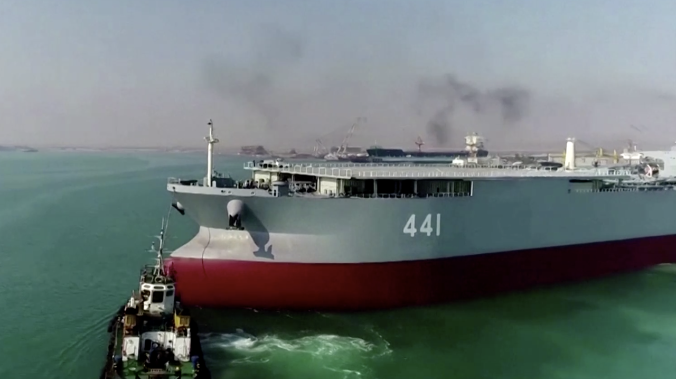 Иран перестроил танкер в вертолётоносец
