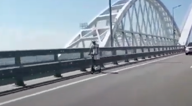 Вирусное видео: На самокате через Крымский мост