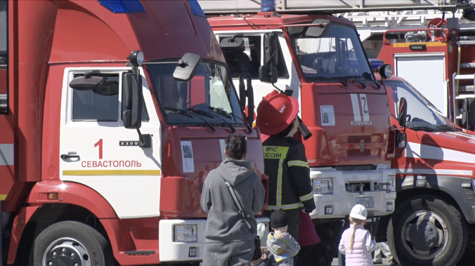 Спасатели Севастополя показали новинки автопарка