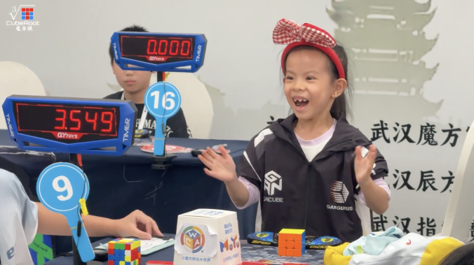 6-летняя китаянка побила рекорд сборки кубика Рубика