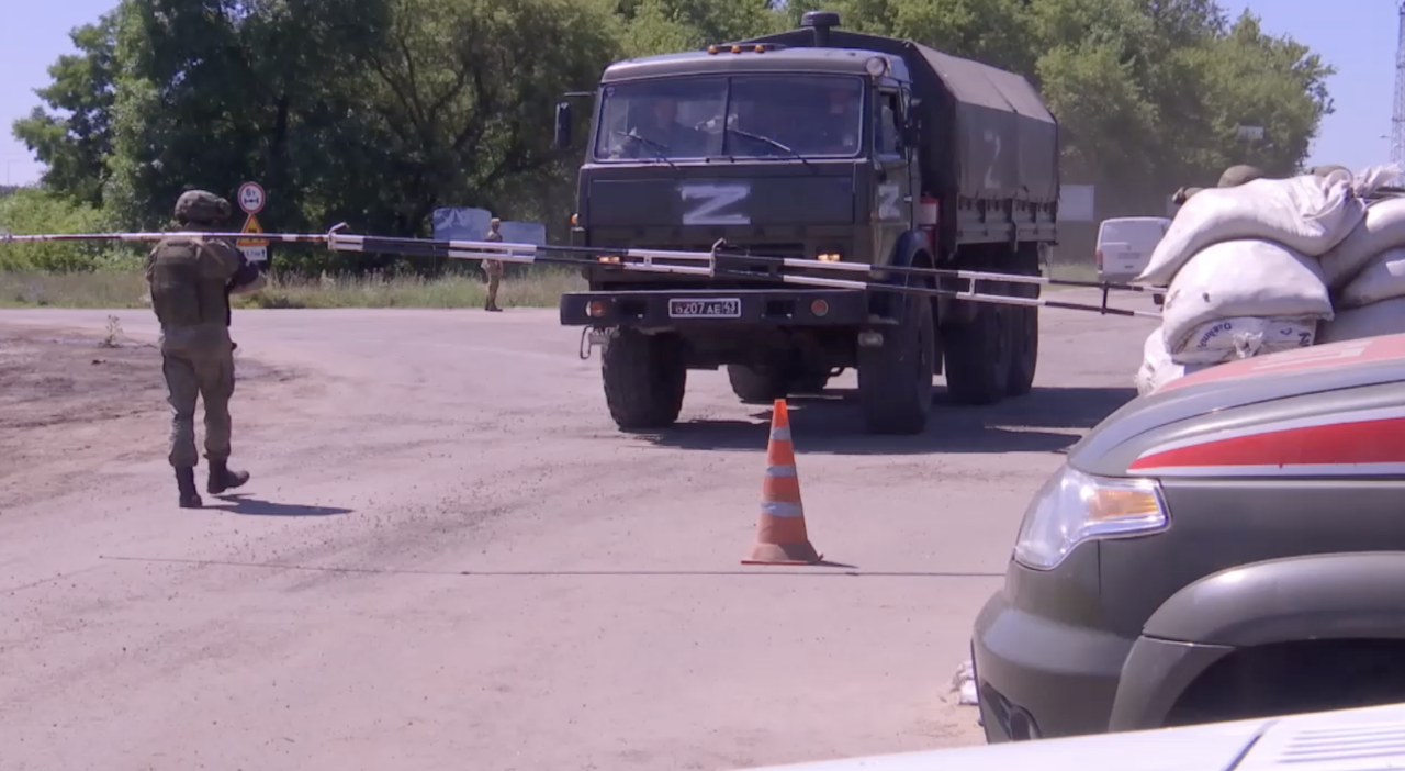 Военные РФ следят за порядком в Харьковской области ::Первый ...
