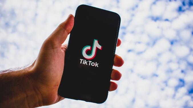 TikTok приостановил распространение нового контента в России