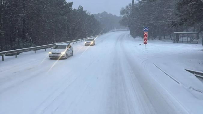 Трассу Ялта — Севастополь расчищают от снега