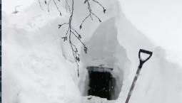 На Камчатке откапывают из снега дома и машины 