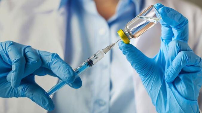 Третья доза вакцины может вызывать сильные лихорадочные симптомы у молодежи