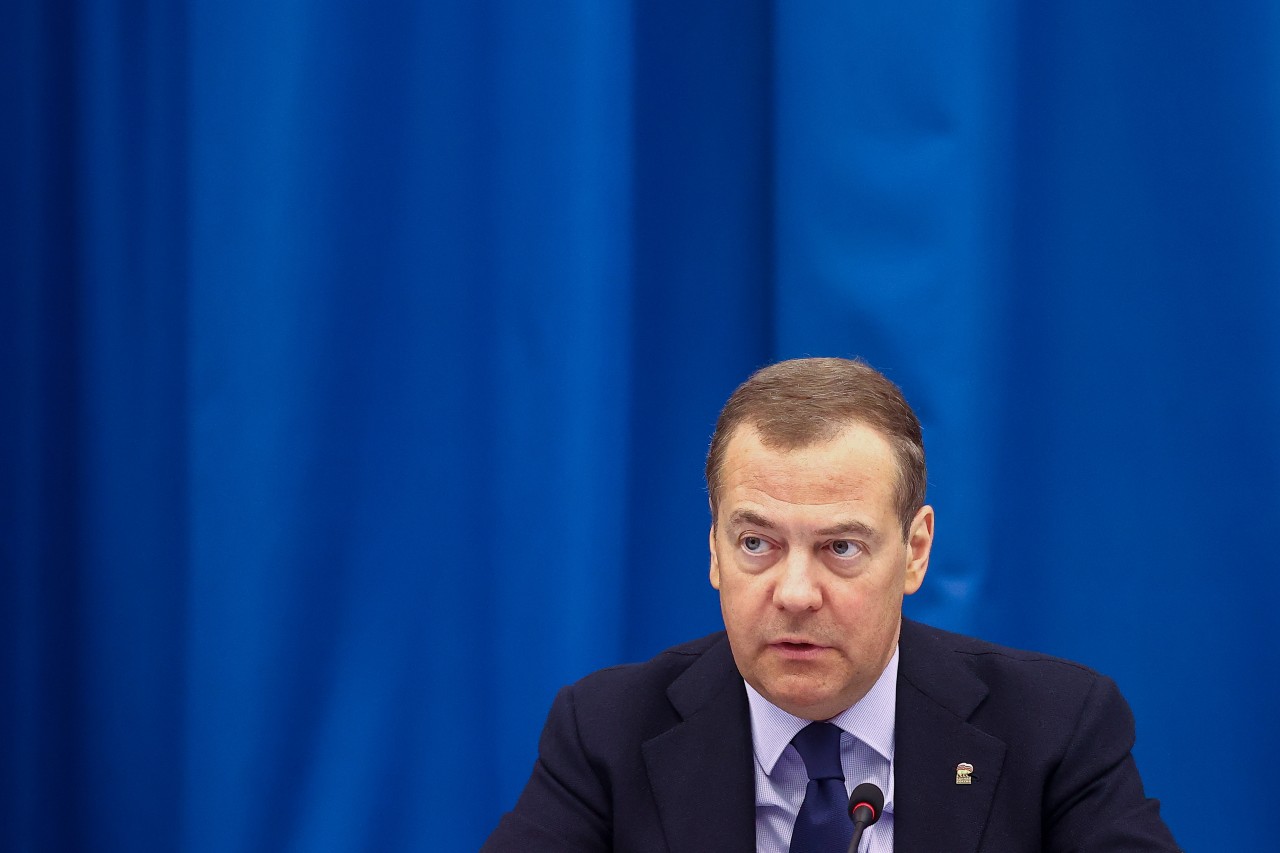 Медведев призвал не церемониться с США после полета БПЛА близ Крыма ...