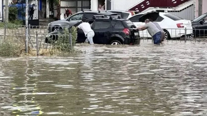 Ливень затопил дорогу у автовокзала Севастополя