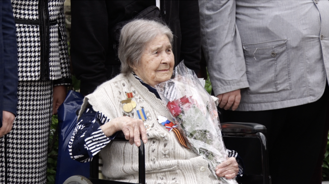Ветерана Анну Климанову в Севастополе поздравили с 9 мая парадом