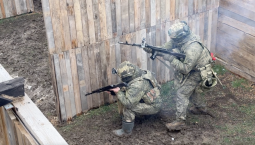 На полигоне Крыма бойцы отработали штурм здания