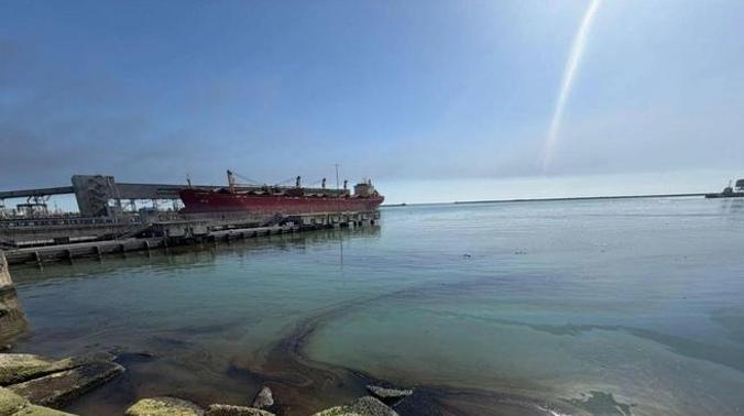 У Туапсе обнаружено нефтяное пятно длиной 10 км