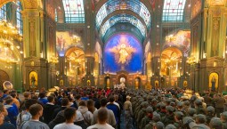 1 418 свечей зажгли у Главного храма Вооружённых Сил России