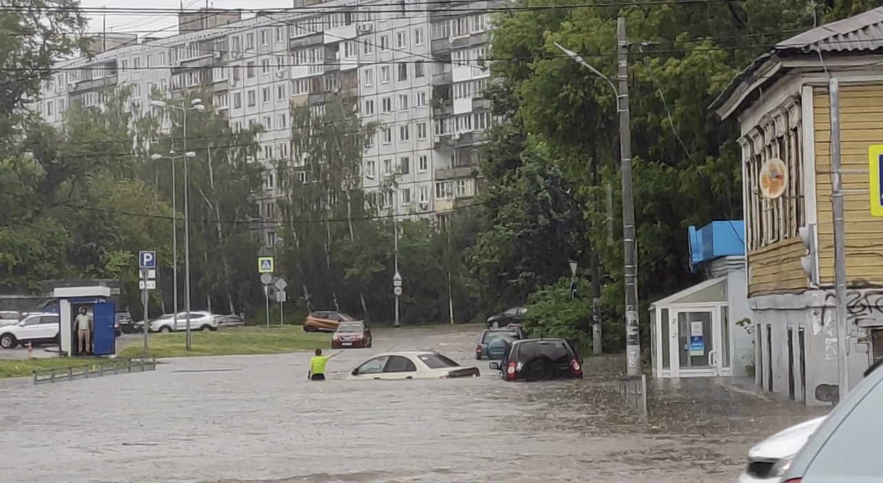 Новгород ливень. Потоп в Нижнем Новгороде. Нижний Новгород затопило. Ливень в Нижнем Новгороде. Нижний Новгород затоплен.