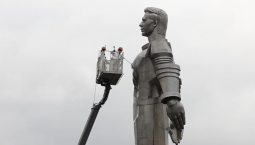 Памятник Гагарину в Москве приводят в порядок ко Дню космонавтики
