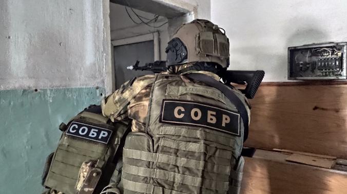 В Севастополе СОБР и полиция задержали наркокурьера