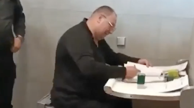 Венгрия показала, как экс-генерал СБУ подделывает документы для ВСУ в туалете