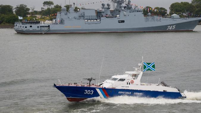 Российский сторожевой корабль отогнал украинский катер с журналистами из США