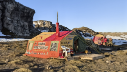 Путешественник Конюхов работает на одиночной станции в Антарктиде