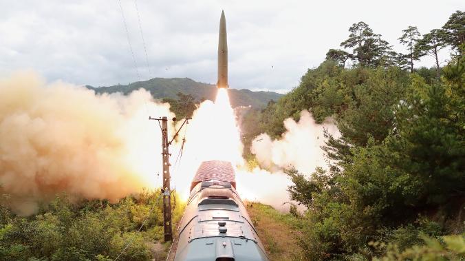 Северная Корея испытала железнодорожный ракетный комплекс