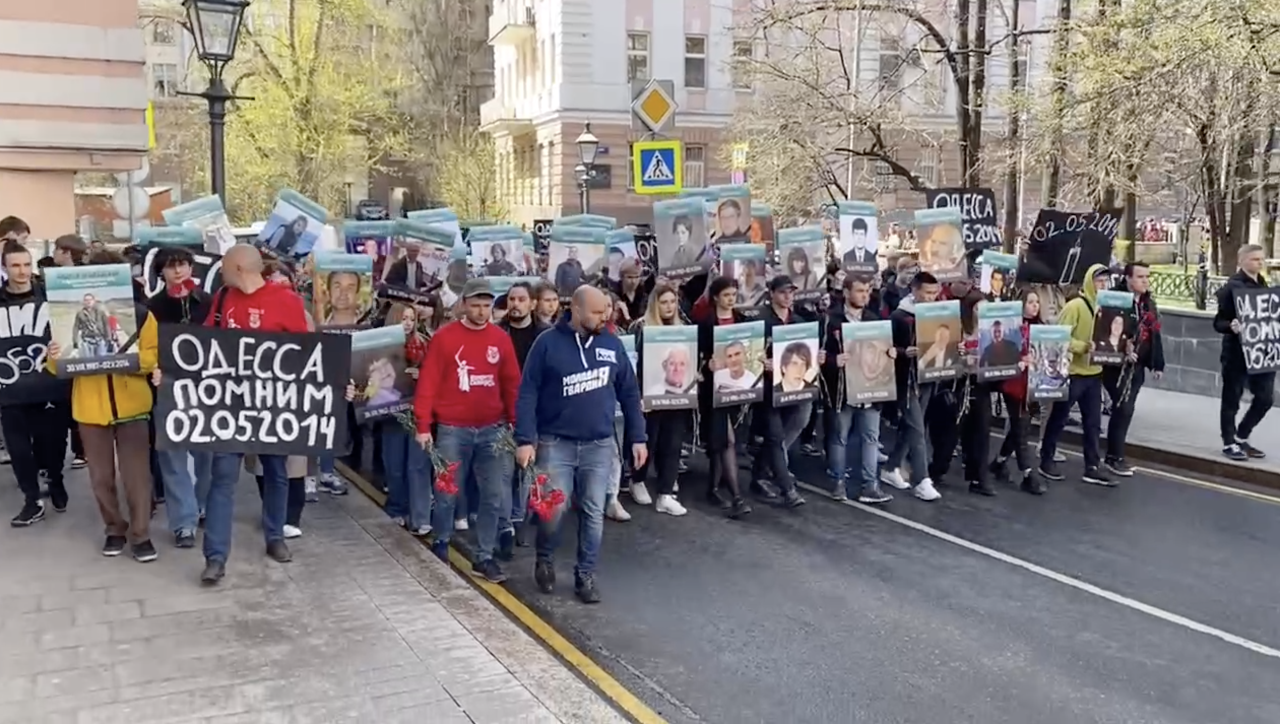 Одесса 2014 дом профсоюзов. Одесса май 2014 дом профсоюзов. Шествие 2 мая в Одессе.