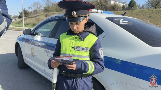 Мечтает служить в ДПС: Демиду из Севастополя показали работу ГАИ