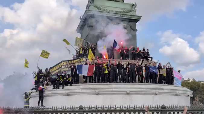 Мощная волна протестов накрыла Францию